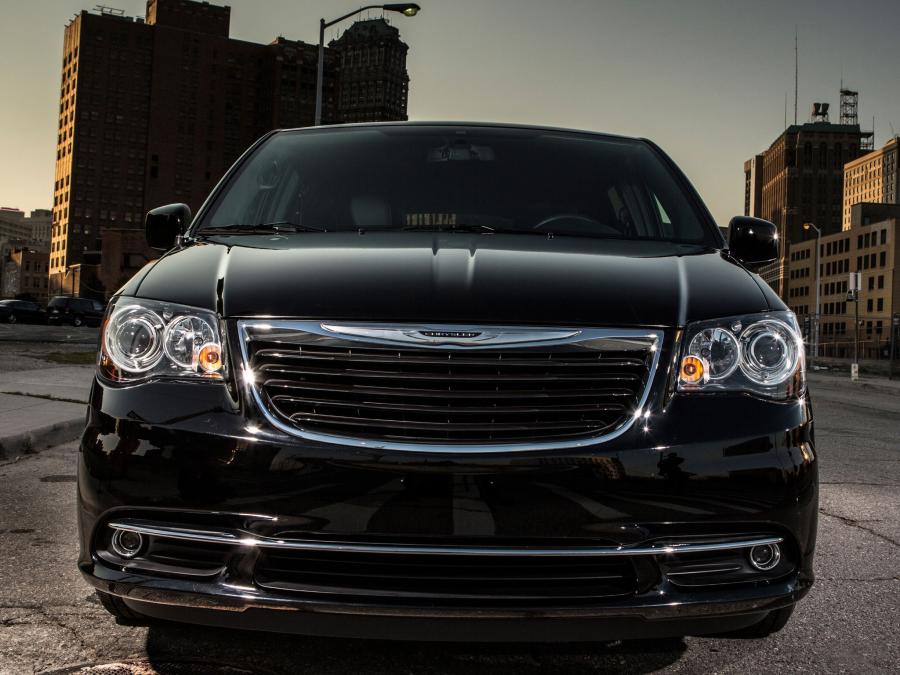  Chrysler Town & Country S 2012 года  (фото 2 из 9)